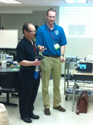 Drs. Bakker and Thompson demonstrate